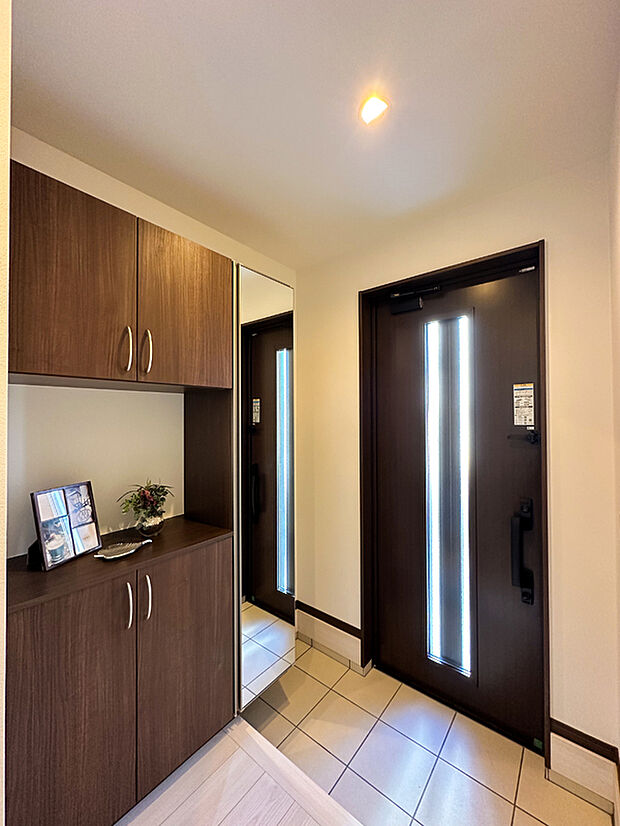 【玄関【ドリームタウンシリーズ施工例】】「いってらっしゃい」「おかえりなさい」がウキウキするさわやかな玄関スペースです!