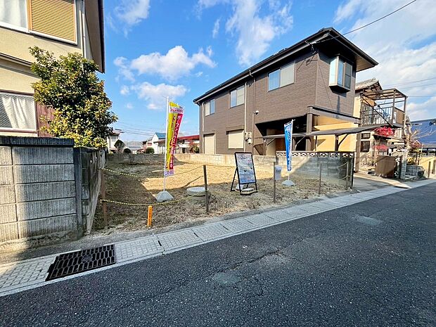 【【スタッフが現地へご案内致します！】】裏側に高い建物がなく見晴らし・風通し良好！（写真撮影R7.12）
