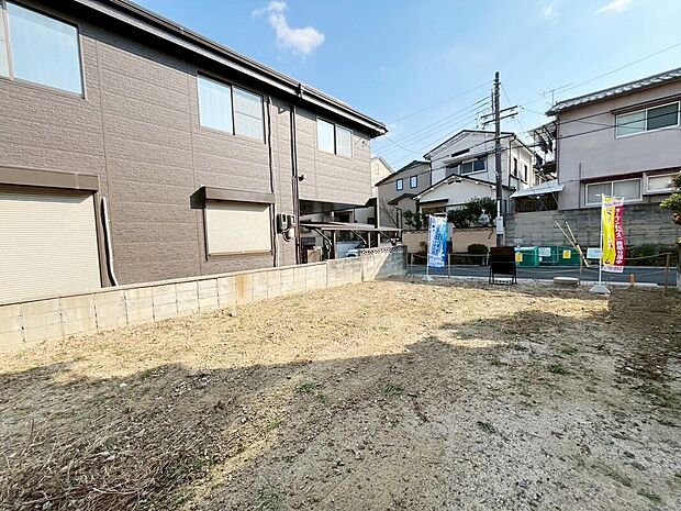 【【スタッフが現地へご案内致します！】】裏側に高い建物がなく見晴らし・風通し良好！　　　（写真撮影R7.12）