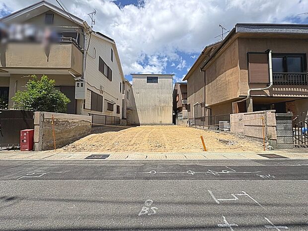【現地写真：R8.8】南東向きで日当たり良好！東から朝日が入り、朝のリビングやダイニングが明るくなりやすい環境です♪