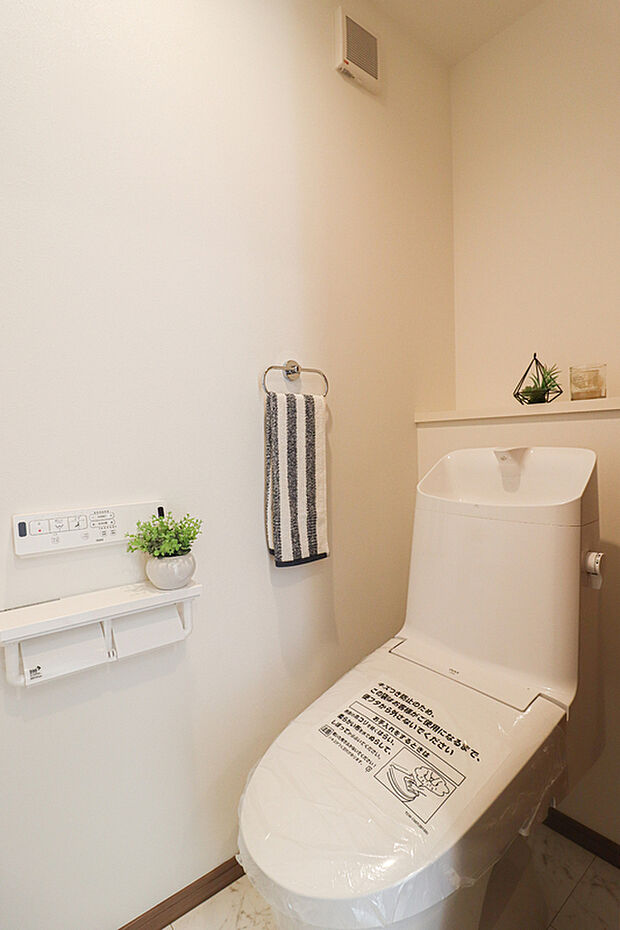 【高機能トイレ】節水型でエコなトイレには、今では当たり前のウォシュレット付き。便座を温める機能もついていて、居心地良くてトイレから出られなくなるかも!
