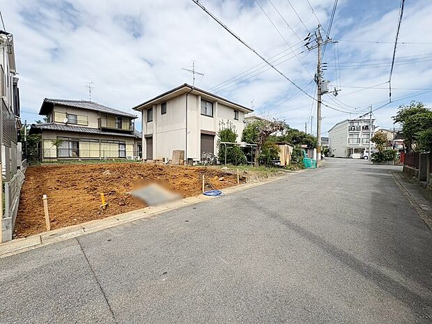 【現地写真:R8.9撮影】南向きで日当たり良好!日中は日差しが差し込み、お洗濯物もよく乾きます!