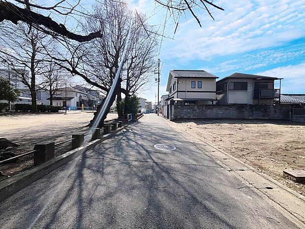 ■前道は車通りが少なく落ち着いた住環境。車の出入りもしやすく、駐車時や乗り降りの際も安心です。小さなお子様のいるご家庭やゆったりとした生活を求める方におすすめの住環境です。現地（2026年2月）撮影