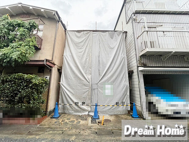 ■現地では周辺環境や立地条件、日当たりや前道の様子などを実際にご確認いただけます。モデルハウスでは間取りや広さ、設備仕様や生活動線などをご体感いただけます。現地(2026年7月)撮影
