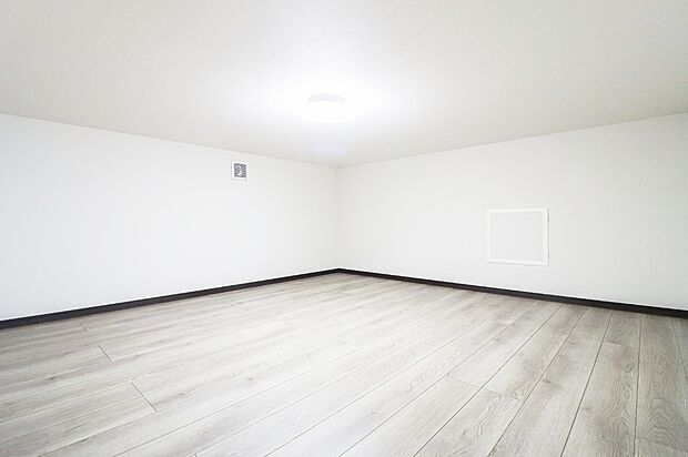 【【固定階段式ロフト】】■ロフトへ繋がる階段が通常の階段と同じため重たい荷物も両手で運ぶことができます。冷暖房器具などの季節の荷物の収納場所にも困りません。