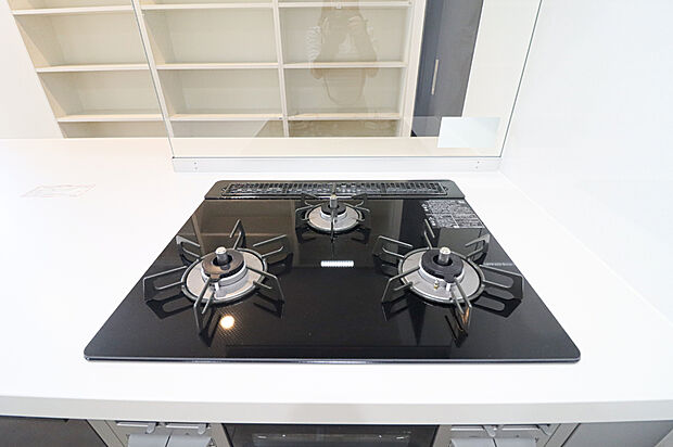 【【3口 コンロ】】■バーナー間隔が広いので、3口同時に使っても鍋振りもできます。グリルの排気口をコンパクトにして、仮置きできるスペースもご用意しております。