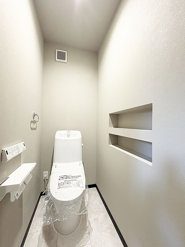 【【ウォシュレット】】■壁リモコンで両サイドがスッキリとしており、多彩な機能付で清潔なトイレ空間に。温水洗浄便座なので冬も温かくリラックスできる空間です。