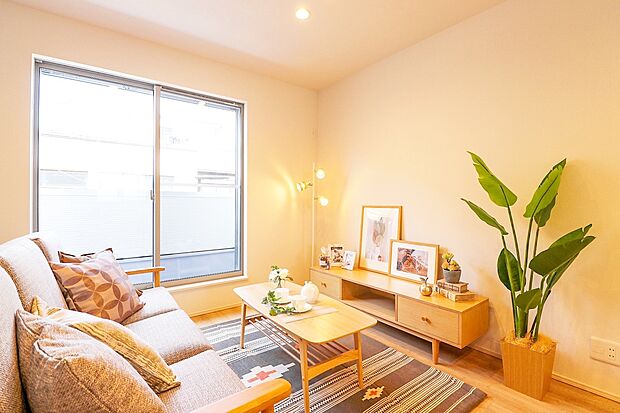 【【ドリームタウンシリーズ施工例】】■2階リビングは外からの視線を気にせず、家族がゆったりとくつろげるプライベート空間。採光・通風に優れ、明るく開放感のあるリビングが叶います。