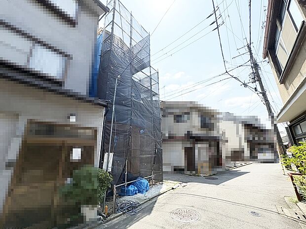 【【現地写真】】■角地につき前道は見通しが良く、開放感のある立地。車通りも比較的落ち着いており、出入りや駐車もスムーズです。歩行者や自転車の確認もしやすく、安心感のある住環境です。現地(2026年8月)撮影