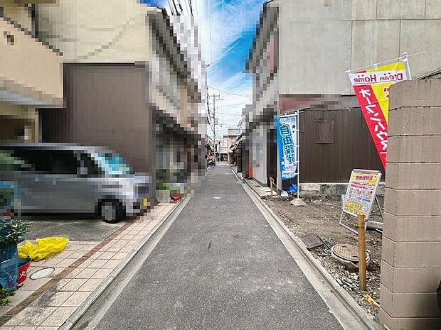 【【現地写真】】小・中学校が徒歩5分圏内! 通学安心の環境に加え、スーパー・薬局も近く、日々の暮らしが快適に。現地(2024年10月)撮影