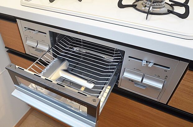 【【グリル】】■フライパンで焼くことの多い肉料理を代わりにグリルを使えば、油をひく必要もなく、余分な脂も落として焼けるため、フライパンを使った時よりも多く油脂分をカットできます。