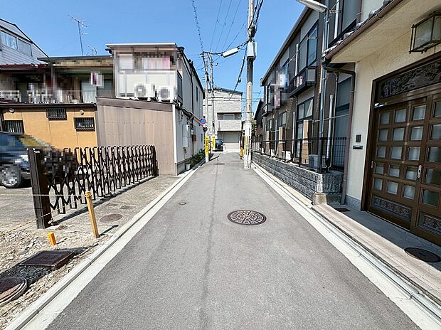 【【前道写真】】■前道は見通しが良く、開放感のある立地。車通りも比較的落ち着いており、出入りや駐車もスムーズです。歩行者や自転車の確認もしやすく、安心感のある住環境です。現地(2026年3月)撮影