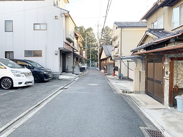 【【前道写真】】■自然と街並みが調和した、落ち着きのあるエリア。交通量の少ない閑静な住環境で、子育て世帯からゆったり暮らしたい方まで幅広くおすすめ。毎日の暮らしに心安らぐ時間をもたらします。現地（2026年1月）撮影