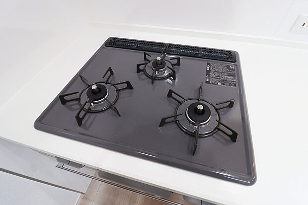 【【３口 コンロ】】■バーナー間隔が広いので、３口同時に使っても鍋振りもできます。グリルの排気口をコンパクトにして、仮置きできるスペースもご用意しております。