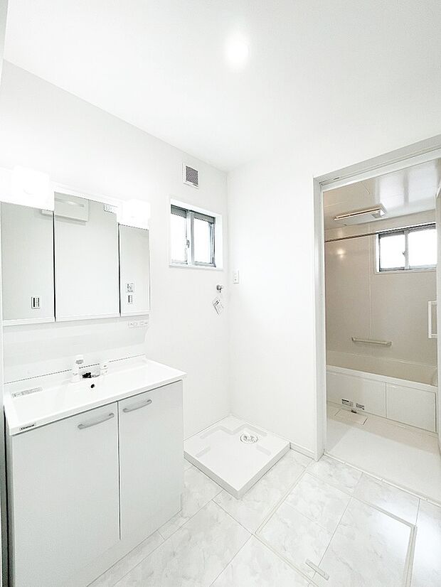 【【ドリームタウンシリーズ施工例】】■使い勝手の良い鏡裏収納付３面鏡型の独立洗面化粧台。ご家族そろって身支度可能なゆとりの洗面スペースで、朝の身支度もスムーズに。