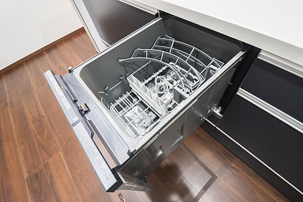 【【食器洗浄乾燥機】】■後片付けをサポート。食事後の家族のくつろぎタイムもゆっくりともてます。朝食準備や送り迎え…と忙しいママも大助かり。環境にも手肌にも優しい設備です。