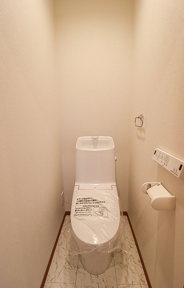 【【ウォシュレット】】壁リモコンで両サイドがスッキリとしており、多彩な機能付で清潔なトイレ空間に。温水洗浄便座なので冬も温かくリラックスできる空間です。