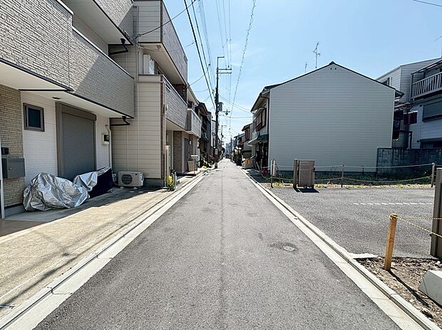 【【前道写真】】■前道は車通り少なく、お子様が玄関から急に飛び出した際や、お家の前でお友達と遊んだりする際にも安心です。
現地(2026年3月)撮影