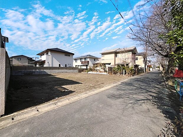 【【現地写真】】■周辺は落ち着いた街並みで、騒音が少なく穏やかな暮らしが叶います。日中も夜間も静かに暮らせるため、子育て世帯や在宅ワークにもおすすめ。住み心地の良い住環境です。現地（2026年2月）撮影
