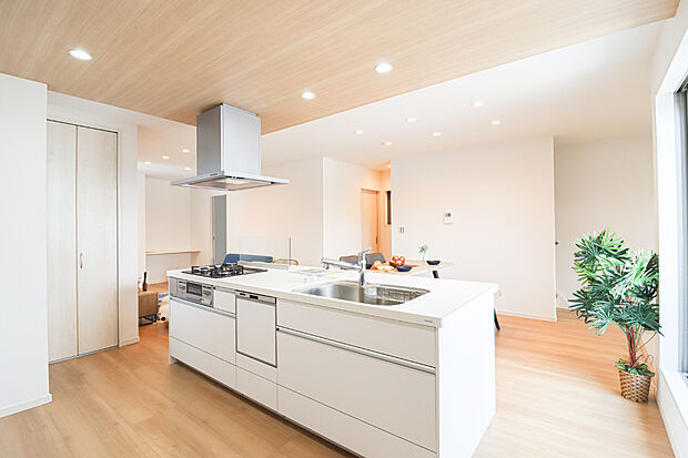 【施工例:キッチン】
開放感のあるアイランドキッチン!
どの角度からも家族の顔を見ることができて安心♪