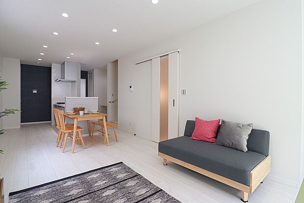 【施工例：リビング】
ゆったり21帖以上のリビングは大型テレビも置ける広さ！
窓の付近には採光を浴びながら気持ちよく作業ができるカウンターがございます！