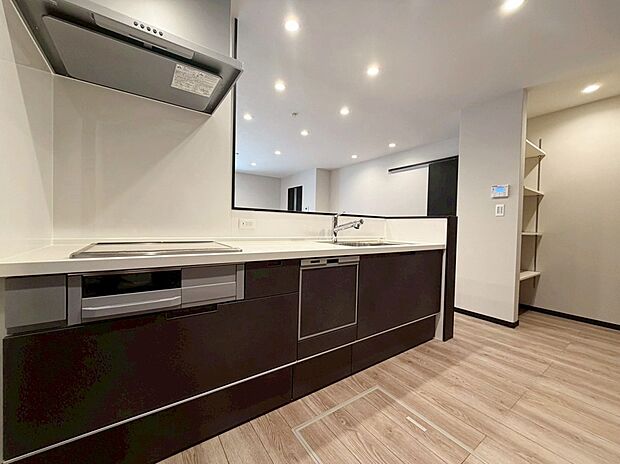 家族と会話を楽しみながらお料理ができる対面式のキッチン！
リビングが見渡せるのでご家族の様子を見ることができて安心♪

現地（2026年2月）撮影