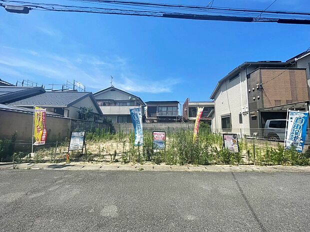 【現地（2026年7月）撮影】
両区画32坪の分譲地です！
最寄り駅まで徒歩12分！
生活便利な３WAYアクセス♪
