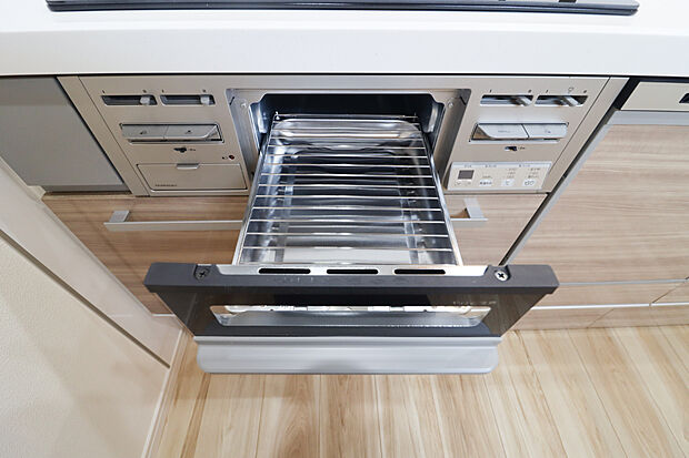 【【グリル】】◆フライパンで焼くことの多い肉料理を代わりにグリルを使えば、油をひく必要もなく、余分な脂も落として焼けるため、フライパンを使った時よりも多く油脂分をカットできます!