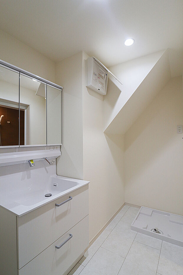 【【洗面】】使い勝手の良い鏡裏収納付3面鏡型の独立洗面化粧台!ご家族そろって身支度可能なゆとりの洗面スペースで、朝の身支度もスムーズに♪現地(2025年6月)撮影