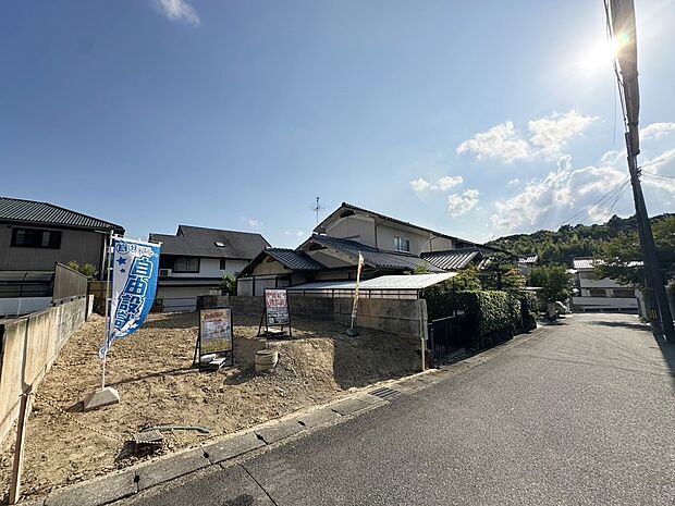 【現地】イズミヤまで徒歩9分、MOMOテラスまで徒歩12分。休日にはご家族でショッピングが楽しめます!
現地(2025年8月)撮影