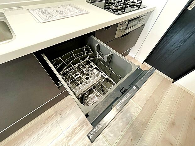 【【食器洗浄乾燥機】】◆後片付けをサポート！食事後の家族のくつろぎタイムもゆっくりともてます♪
◆朝食準備や送り迎え…と忙しい朝も大助かり！　環境にも手肌にも優しい設備です！
