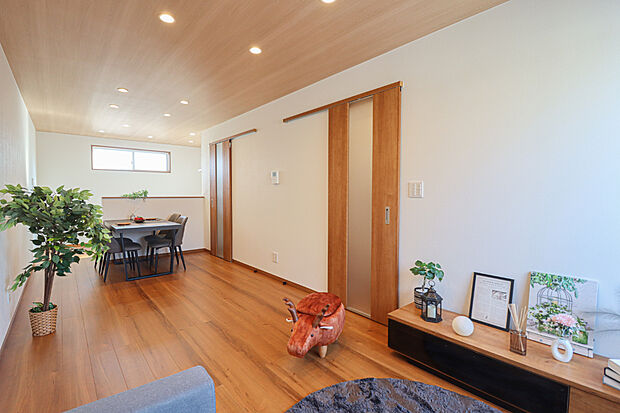 【リビング】■15帖以上のリビング!
リビングに階段がございますので、毎日家族と顔を合わせることができます♪
内観(2024年12月)撮影