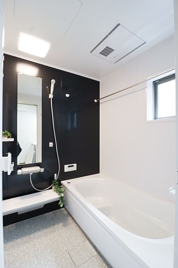 【【施工例：浴室】】一坪タイプの浴室につき足を伸ばしてゆっくりくつろぐことができます！追い炊き機能がございますので、いつでも暖かいお風呂に入ることができますね♪