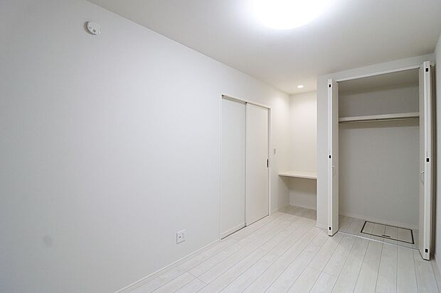 【【施工例：洋室】】全居室ゆったり6帖以上の広さ！
また、全居室に収納が完備されていますのでお部屋をスッキリ片付けられますね♪
