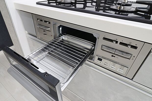 【【施工例：グリル】】◆フライパンで焼くことの多い肉料理を代わりにグリルを使えば、油をひく必要もなく、余分な脂も落として焼けるため、フライパンを使った時よりも多く油脂分をカットできます！