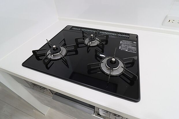 【【施工例：3口 コンロ】】◆バーナー間隔が広いので、３口同時に使っても鍋振りもできます！グリルの排気口をコンパクトにして、仮置きできるスペースもご用意しております♪