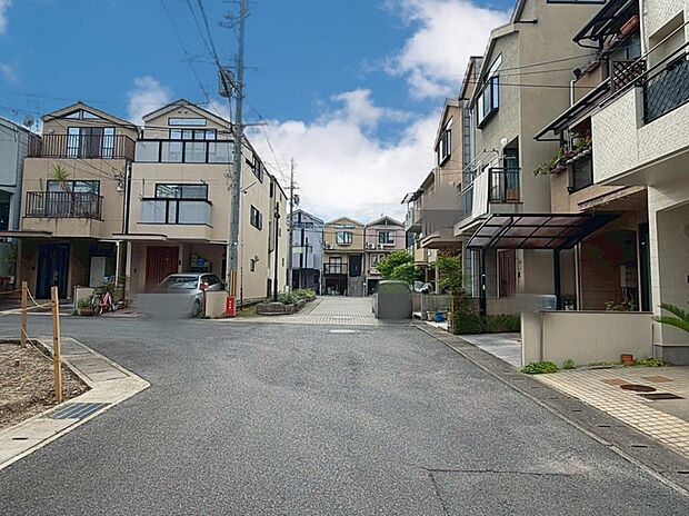 【【前道の様子です】】スーパーやコンビニ、ドラッグストアなど、生活便利な周辺施設が徒歩9分圏内に充実した立地!
現地(2026年2月)撮影