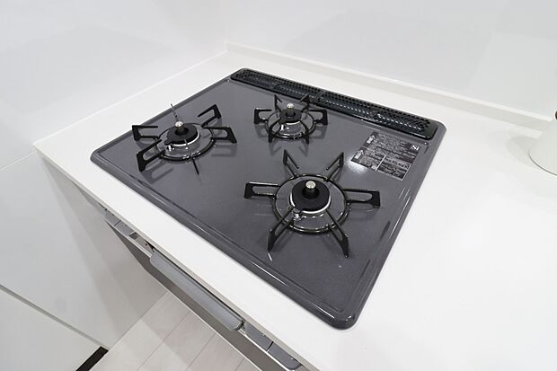 【【施工例：３口コンロ】】◆バーナー間隔が広いので、３口同時に使っても鍋振りもできます！グリルの排気口をコンパクトにして、仮置きできるスペースもご用意しております♪