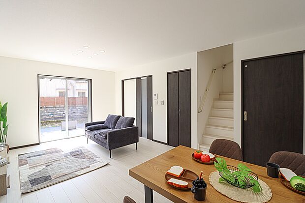 【【施工例：リビング】】リビングにある大きな窓からは採光がたくさん入ります！
お部屋が明るいと心も明るくなりますね♪