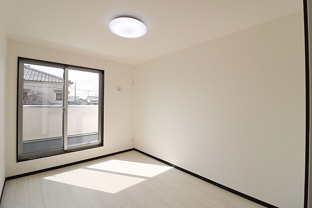 【【施工例・洋室】】大きな窓から明るい日差しが差し込む洋室♪
日中は自然光で心地よく過ごせる空間です！