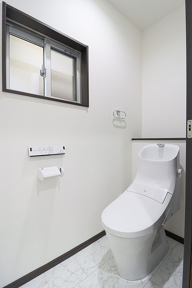【【施工例・トイレ】】使いやすさに配慮したトイレは、シンプルで落ち着いた空間に仕上げています☆