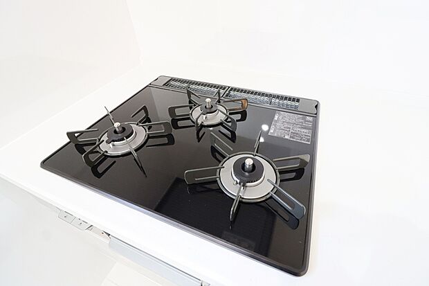 【【施工例：3口コンロ】】◆バーナー間隔が広いので、３口同時に使っても鍋振りもできます！グリルの排気口をコンパクトにして、仮置きできるスペースもご用意しております♪