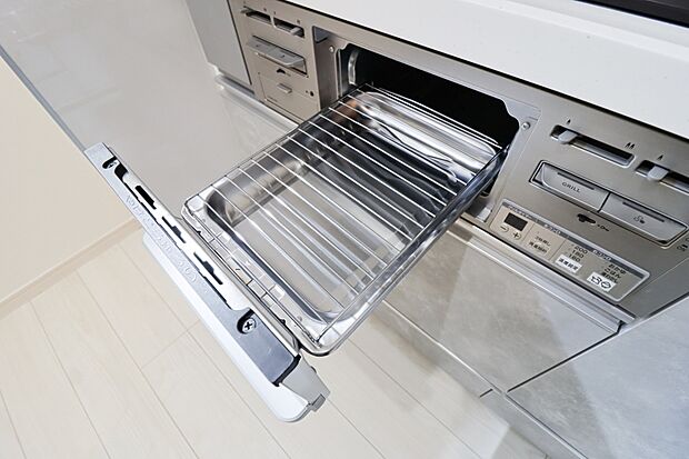 【【施工例：グリル】】◆フライパンで焼くことの多い肉料理を代わりにグリルを使えば、油をひく必要もなく、余分な脂も落として焼けるため、フライパンを使った時よりも多く油脂分をカットできます！