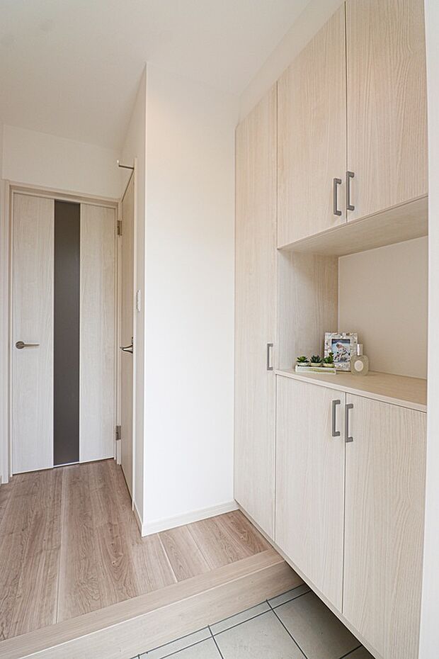 【【ドリームタウン施工例】】【ドリームタウン施工例:玄関】シューズボックス付で玄関周りがスッキリ。気持ちよくご家族やお客様をお出迎え♪ 【建物プラン例】建物1799万円 価格建物面積82.55m2