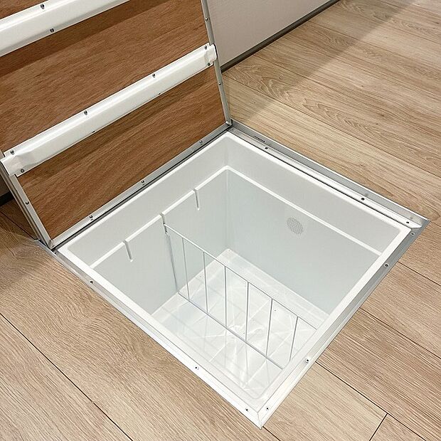 【【床下収納】】◆床下収納なら本来使うことのないデッドスペースを活用しているため、空間が狭く感じられることはありません。
◆蓋の上にマットなどを敷けば、収納があることすら分かりません！