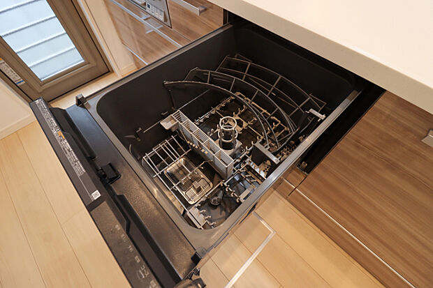 【【食器洗い乾燥機】】■後片付けをサポート! 食事後の家族のくつろぎタイムもゆっくりともてます♪
■朝食準備や送り迎え…と忙しいママも大助かり! 環境にも手肌にも優しい設備です!