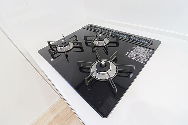 【【ホーロートップガスコンロ】】■バーナー間隔が広いので、3口同時に使っても鍋振りも出来ます!グリル排気口をコンパクトにして、仮置き出来るスペースもご用意しております♪(ドリームタウン仕様例)