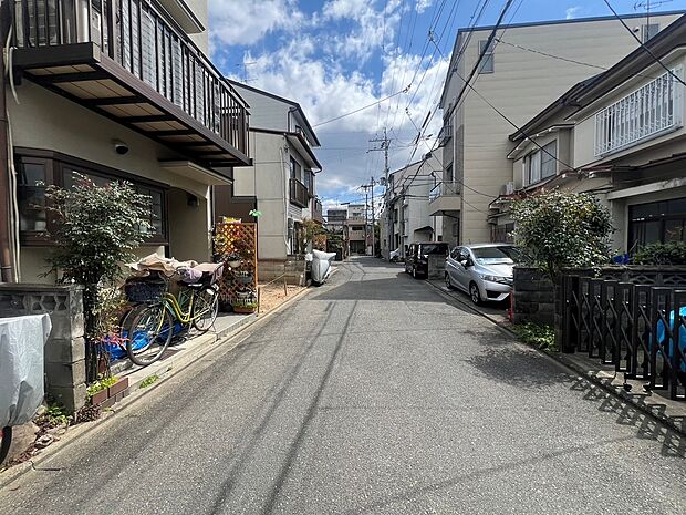 【【現地写真:前道】】前道が広いことで通路幅に余裕があるため駐車もラクチン♪(撮影R7.4)