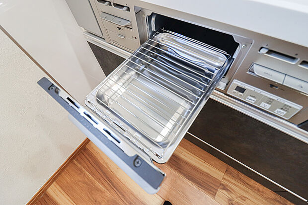 【【グリル】】■フライパンで焼くことの多い肉料理を代わりにグリルを使えば、油をひく必要もなく、余分な脂も落として焼けるため、フライパンを使った時よりも多く油脂分をカットできます!(ドリームタウン仕様例)