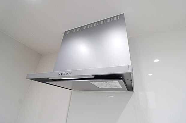【【ドリームタウン施工例：レンジフード】】◆コンロ上方がフードに覆われることで、調理の煙や臭い、油分を効率よく吸い込むことができます。
